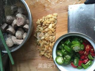 下饭菜--白辣椒炒肉丸的做法步骤：2