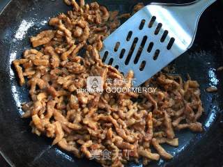 赶走“脂肪君”的下饭菜芹菜干子炒肉的做法步骤：3