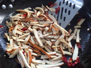 赶走“脂肪君”的下饭菜芹菜干子炒肉的做法步骤：4