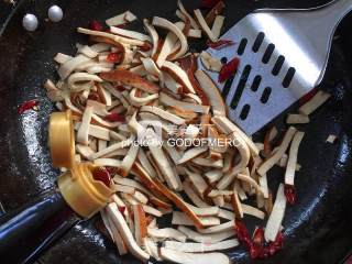 赶走“脂肪君”的下饭菜芹菜干子炒肉的做法步骤：5