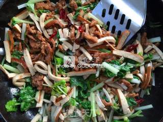 赶走“脂肪君”的下饭菜芹菜干子炒肉的做法步骤：7