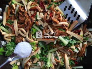 赶走“脂肪君”的下饭菜芹菜干子炒肉的做法步骤：8
