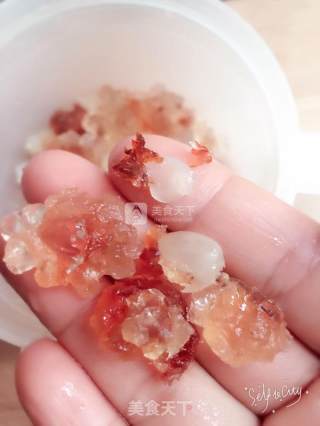 桃胶皂角米银耳糖水的做法步骤：2