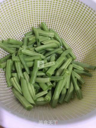 干煸豆角的做法步骤：1