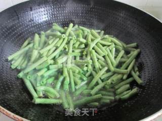 干煸豆角的做法步骤：1