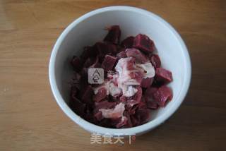 孜然羊肉串的做法步骤：1