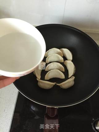 锅贴的做法步骤：3