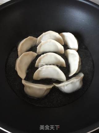 锅贴的做法步骤：4