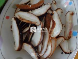 香菇腊肠炒面的做法步骤：2