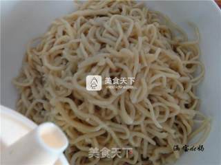 香菇腊肠炒面的做法步骤：8