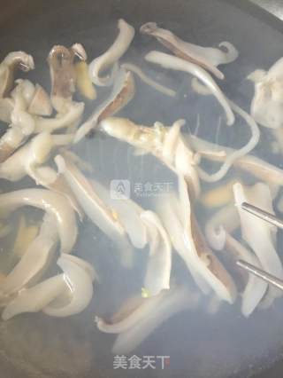 爆炒墨鱼的做法步骤：2