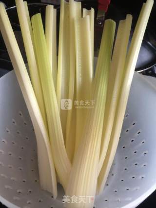 猪肉芹菜馄饨的做法步骤：3