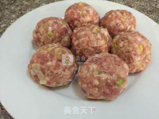 红烧狮子头的做法步骤：3