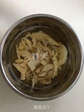 炝拌干笋尖的做法步骤：1