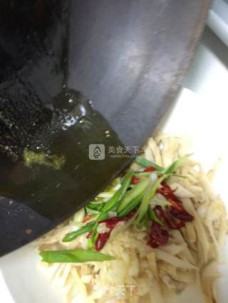 炝拌干笋尖的做法步骤：7