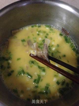 鱿鱼煎蛋的做法步骤：1