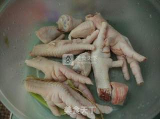 鸡爪酸辣汤的做法步骤：1