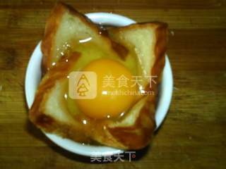 土司鸡蛋杯的做法步骤：4