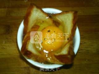 土司鸡蛋杯的做法步骤：5