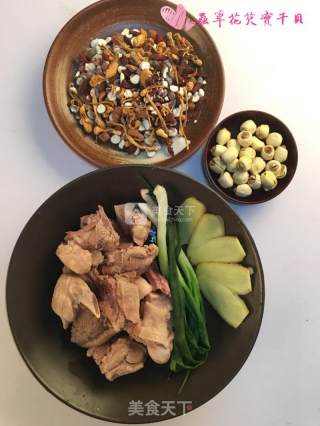 虫草花干贝芡实鸭汤的做法步骤：1