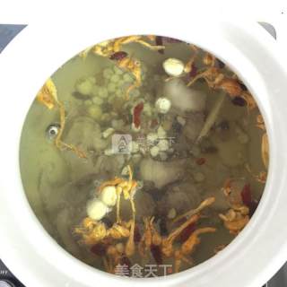 虫草花干贝芡实鸭汤的做法步骤：2