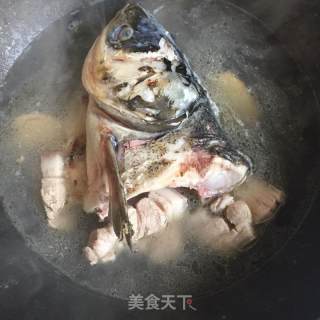 鱼头炖豆腐的做法步骤：6