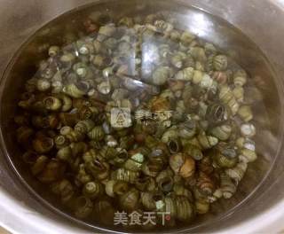 蒜蓉辣酱爆炒田螺的做法步骤：2