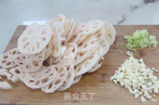 爽口解腻——凉拌藕片的做法步骤：1