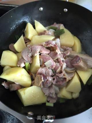腊鹅炖土豆野山菇的做法步骤：4