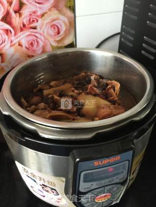 腊鹅炖土豆野山菇的做法步骤：6