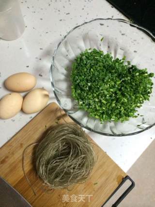 韭菜鸡蛋粉丝包的做法步骤：1