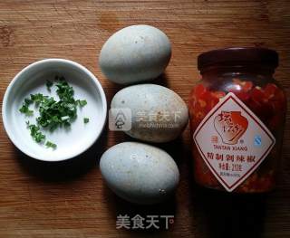 剁椒皮蛋的做法步骤：1