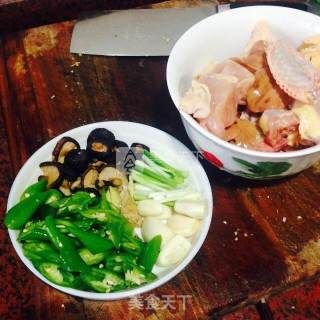 家常小鸡炖蘑菇的做法步骤：1