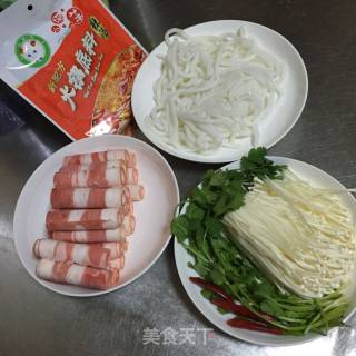 金针菇肥牛汤的做法步骤：1