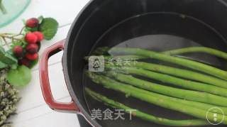 芦笋水波蛋一厨作铸铁锅版的做法步骤：1