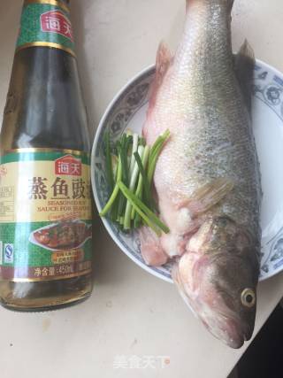清蒸鲈鱼的做法步骤：1
