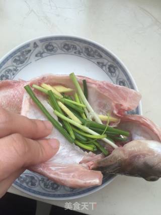 清蒸鲈鱼的做法步骤：2