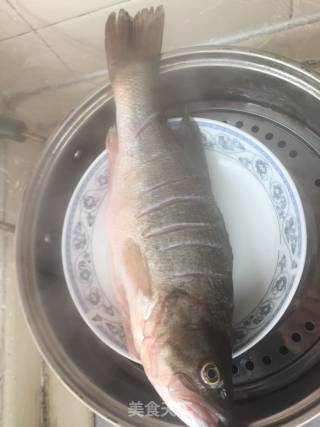 清蒸鲈鱼的做法步骤：3