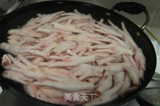 麻辣小风爪呀 这口辣味 简直了！！的做法步骤：1