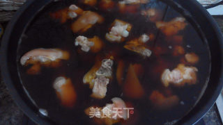 软糯可口下饭菜——花生焖蹄膀的做法步骤：3
