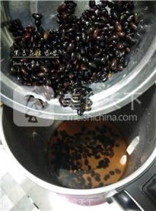 【健康饮品】黑豆花生豆浆的做法步骤：1