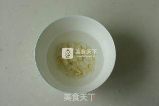 甜杏仁枸杞蒸梨的做法步骤：1