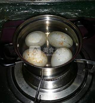 皮蛋剁椒拌金针茹的做法步骤：2