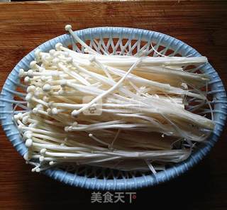 皮蛋剁椒拌金针茹的做法步骤：3