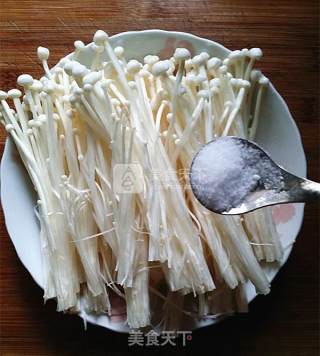 皮蛋剁椒拌金针茹的做法步骤：4