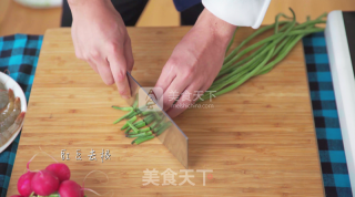 鲜虾沙拉豇豆花的做法步骤：2