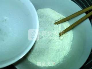烫面椒盐葱香软饼的做法步骤：2