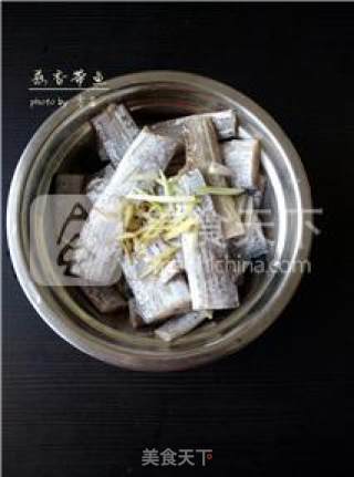 【简单也能美味】蒜香带鱼的做法步骤：2