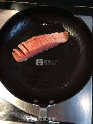 蒜香烤茄子之香煎三文鱼的做法步骤：3
