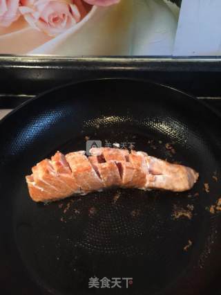 蒜香烤茄子之香煎三文鱼的做法步骤：7